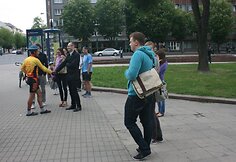 Išlydėti jaunuolių susirinko būrelis žmonių.