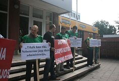 Alaus daryklos darbuotojai piketavo dėl to, kad teismas nukėlė streiko datą.