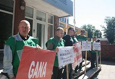 Alaus daryklos darbuotojai piketavo dėl to, kad teismas nukėlė streiko datą.