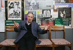 Romualdas Rakauskas pasakoja jaunystėje buvęs spaudžiamas &bdquo;surimtėti&ldquo; &ndash; nuo poetizmų pereiti prie &bdquo;kažko rimtesnio&ldquo;.