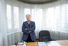 Romualdas Rakauskas pasakoja jaunystėje buvęs spaudžiamas &bdquo;surimtėti&ldquo; &ndash; nuo poetizmų pereiti prie &bdquo;kažko rimtesnio&ldquo;.