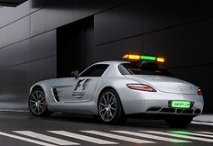 &bdquo;Mercedes-Benz SLS AMG&ldquo; taps naujuoju F-1 saugos automobiliu