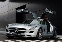 &bdquo;Mercedes-Benz SLS AMG&ldquo; taps naujuoju F-1 saugos automobiliu