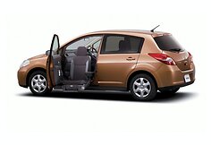 &bdquo;Nissan&ldquo; pristatė atnaujintus &bdquo;Tiida&ldquo; ir &bdquo;Tiida Latio&ldquo;