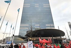 Streikuotojų demonstracija netoli traukinių stoties