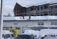 Nuo pastato stogo valomas sniegas