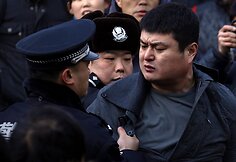 Policininkai išsiveda prie „Apple“ parduotuvės susistumdyme dalyvavusi vyrą.