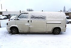 Mikroautobusas, kuriuo buvo vežama įvairi ūkio technkia