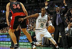 Aaronas Gray ir Rajonas Rondo (su kamuoliu)