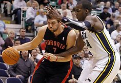 Andrea Bargnani (kairėje) ir Paulas Millsapas