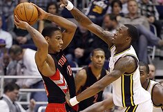 DeMar DeRozan (kairėje) ie&scaron;ko kam perduoti kamuolį.