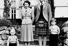 Didžiosios Britanijos karalienė Elizabeth II ir Edinburgo hercogas Philipas su vaikais princu Charlesu ir princese Anne (1953 m.) 