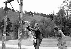 Didžiosios Britanijos karalienė Elizabeth II ir Edinburgo hercogas Philipas su vaikais princu Charlesu ir princese Anne (1955 m.)