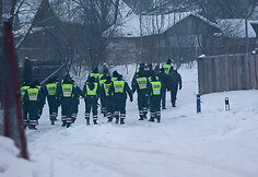Policininkai eina į Kirtimų taborą.