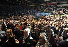 Į filmo „Kraujo ir medaus žemėje“ premjerą susirinkę žmonės.