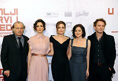 Angelina Jolie (centre) su aktoriais: (iš kairės) Radeas Serbedzija, Žana Marjanovič, Vanessa Glodjo, Goranas Kostičius