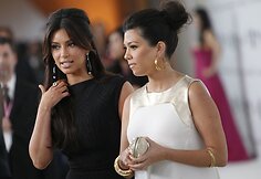 Kim (kairėje) ir Kourtney Kardashian