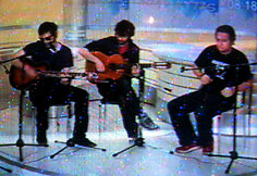 Prancūzų grupės &bdquo;Les Hurlements D'L&eacute;o&ldquo; vokalistas tiesioginiame Lietuvos televizijos eteryje demonstravo raudoną žvaigždę.