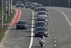 Karstus vežančių automobilių kolona
