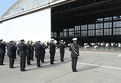 Belgijos armijos orkestras groja priešais angare sustatytus karstus