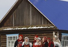 „Buranovskije babuški“ ansamblio narės pozuoja fotografams