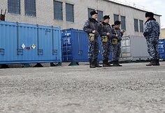 Policininkai prie konteinerių su itin prisodrintu uranu