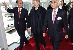 Lydima į Seulą atvykus Lietuvos prezidentė Dalia Grybauskaitė