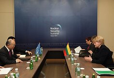 Jukija Amano ir Lietuvos prezidentė Dalia Grybauskaitė susitikime