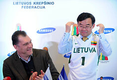 Arvydas Sabonis ir „Samsung“ vadovas Baltijos šalyse Josephas Kimas