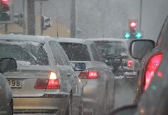 Automobiliai prie šviesoforo