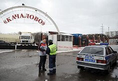 Policininkas prie įvažiavimo į turgų