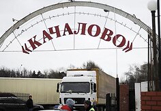 Policininkas prie įvažiavimo į turgų