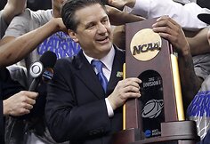 Kentukio &bdquo;Wildcats&ldquo; treneris Johnas Calipari laiko NCAA trofėjų.
