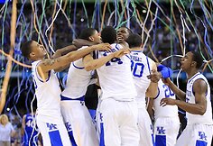 Kentukio &bdquo;Wildcats&ldquo; krep&scaron;ininkai džiaugiasi pergale.