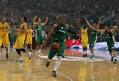 Atėnų &bdquo;Panathinaikos&ldquo; krep&scaron;ininkai džiaugiasi pergale.