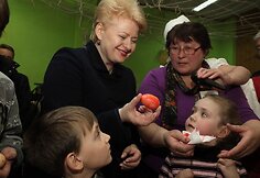 Dalia Grybauskaitė su Onu&scaron;kio miestelio bendruomene