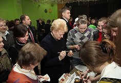 Dalia Grybauskaitė su Onu&scaron;kio miestelio bendruomene