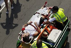Medikai išvežė nualpusi Bostono maratono dalyvį.