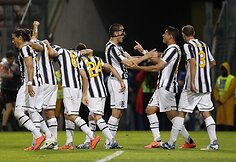 Turino „Juventus“ futbolininkai džiaugiasi pergale.