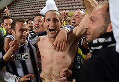 Giorgio Chiellini (centre) su komandos gerbėjais