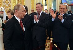 Silvio Berlusconi ploja Vladimirui Putinui