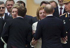 Dmitrijus Medvedevas bučiuoja savo žmoną Svetlaną (kairėje) ir Vladimiras Putinas su žmona Liudmila (kairėje)