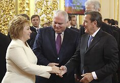 Vladimiro Putino žmona Liudmila sveikinasi su Gerhardu Schroederiu. 