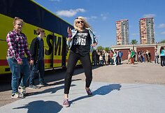 Breiko &scaron;okėjų pasirodymas &scaron;alia autobuso