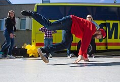 Breiko &scaron;okėjo pasirodymas &scaron;alia autobuso