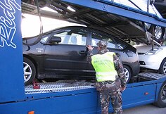 Automobiliai ant autovežio 