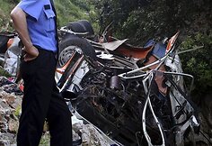 Policininkas prie sudužusio autobuso