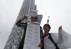 „Tokyo Skytree“ bokštą vaizduojanti pora