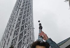 Vyras prie „Tokyo Skytree“ bokšto.