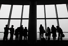 Žmonės grožisi panorama iš „Tokyo Skytree“ bokšto
